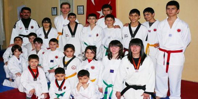 Bafra`da Tekwando Kuşak Terfi Sınavı - Bafra`da, Tekwando kuşak terfi sınavı yapıldı. Bafra Gençlik ve Spor Kulübü Derneğinde eğitim alan Tekwandocular, kuşak terfi sınavında başarılı olarak kuşak terfi mutluluğu yaşadı.