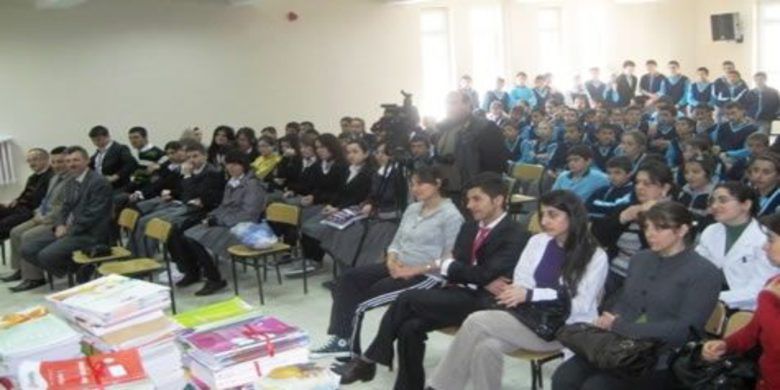 `orada Bir Köy Var` Sloganıyla Başladılar - Bafra Altınkaya Anadolu Lisesi Gezi ve inceleme kulübünün 30 öğrencisi ve 3 öğretmeni öncülüğünde. Bafra Kolay YİBO.`na SBS deneme testleri, soru bankaları ve konu anlatımlı kitap yardımında bulundular.