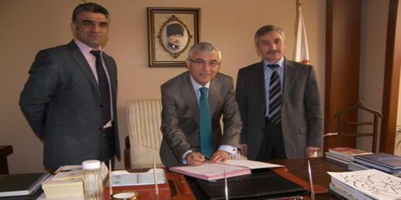 Bafra`ya Kosgeb Sinerji Odağı - Bafra Ticaret ve Sanayi Odası ile KOSGEB Samsun İşletme Müdürlüğü arasında bir süredir çalışmaları sürdürülen Bafra TSO ` KOSGEB Sinerji Odağı protokolü imzalanmıştır.