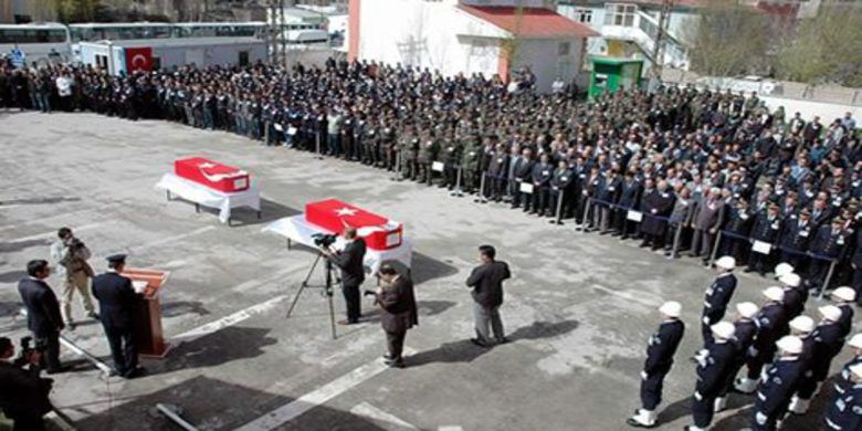 Şehit Polislere Van`da Hazin Tören - Van`ın Başkale ilçesinde bir operasyona giderken geçirdikleri trafik kazası sonucu hayatını kaybeden polis memurları Ersin Yılmaz ve Ramazan Arslan, gözyaşları arasında memleketlerine uğurlandı.