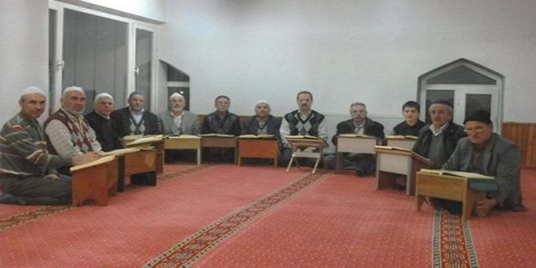 Bafra`da 17 Kişi Kuran Öğrenme Kursu Görüyor - Emirefendi Mahallesi Camiinde 17 kişi, Kuran-ı Kerimi öğrenme kursuna başladı.