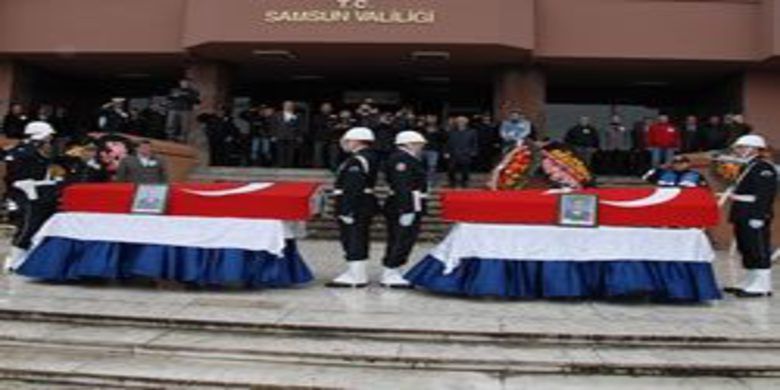 Ladik İlçesinde ŞehitOlan Polisler Memleketlerine Uğurlandı - Samsun`un Ladik ilçesinde devriye görevi yapan polis otosuna uzun namlulu silahlarla yapılan hain saldırıda şehit olan 2 polis memuru için Samsun Valiliği önünde tören yapıldı. 

