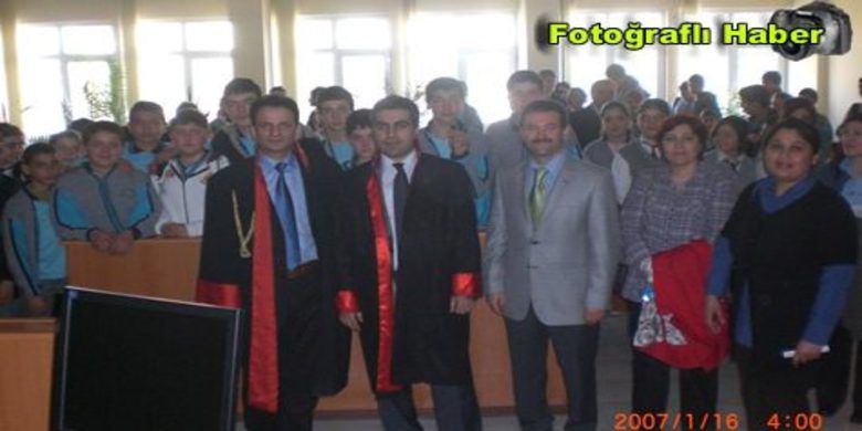Fatih İlköğretim ÖğrencilerineSavcılık Mesleği Tanıtıldı - Bafra Fatih İlköğretim Okulu 8.sınıflara yönelik meslek tanıtımı amacı ile ilgili kariyer günleri projesi kapsamında öğrencilere savcılık mesleği ile ilgili sunum verildi.