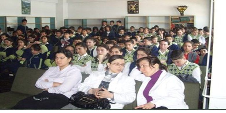 Bafra Mesleki EğitimMerkezi Tanıtım Çalışmaları Başladı - Meslek seçimi hayat biçimini seçmektir, düşüncesi  çerçevesinde gençlere mesleklerin tanıtımını yapıyorlar.