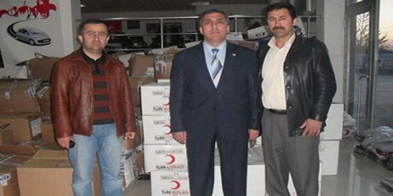 Bafrada Başkaya Ve Alaçamlılara Yardım Yapıldı - Kızılay Bafra Şubesi Başkanı Osman Genç tarafından Bafra Başkaya Köyü Yardımlaşma ve Dayanışma Derneği`ne ve Bafra Alaçamlılar Yardımlaşma ve Dayanışma Derneği`ne kıyafet yardımı yapıldı.
