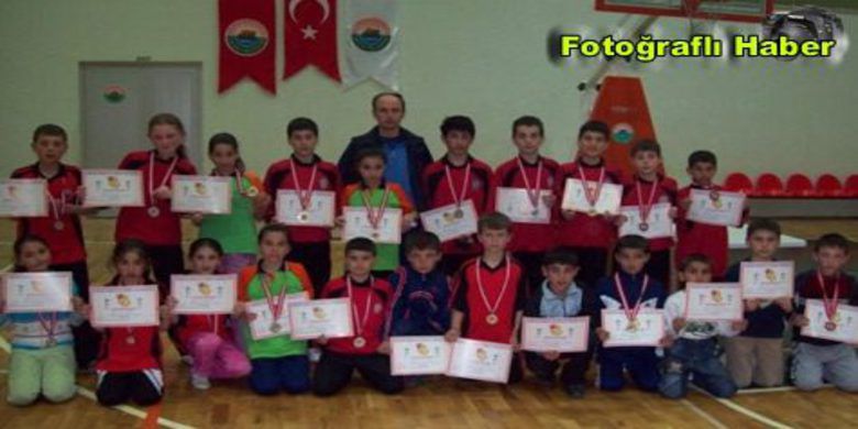Bafrada Badminton Gelenek Değiştirmedi - Bafra Atatürk İlköğretim Okulu Badmintoncuları Samsun ferdi müsabakalarda büyük başarılara imza attı.