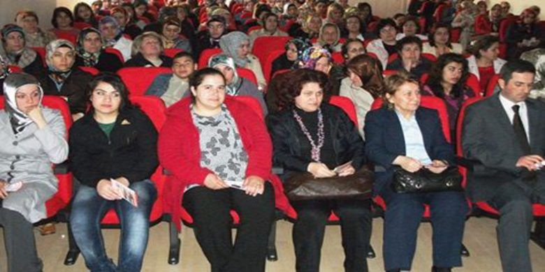 Bafra Halk Eğitim MerkeziKursiyerlerine Kene Semineri Verdi - Bafra Sağlık Grup Başkanlığı Eğitim Koordinatörü Ayhan Özyürek, 866 tür keneden 30`unda Kırım Kongo Kanamalı Ateşi (KKKA) virüsü tespit edildiğini ifade etti.