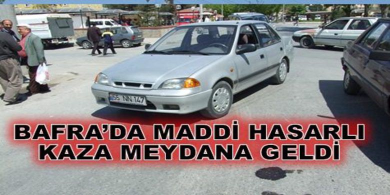 Kazayı Yara Alamadan Atlattılar - Bafra`da öğlen saatlerinde maddi hasarlı trafik kazası meydana geldi.