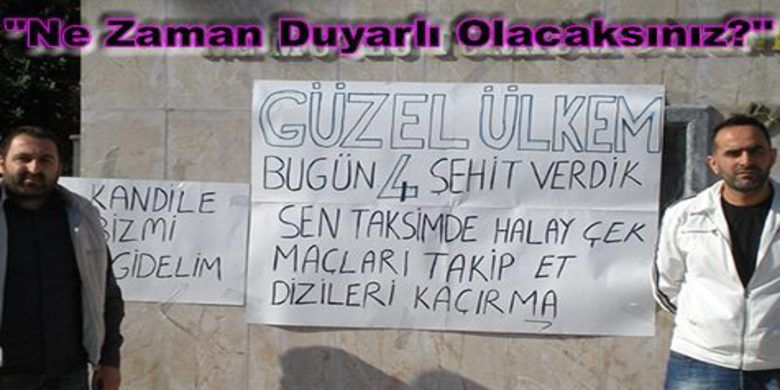 Bafra Cumhuriyet Meydanında Pankart Astılar - Bafra`da iki kişi bugün 16:30`da Cumhuriyet Meydanı`nda Şehit Aileleri adına Atatürk Heykelinin önüne pankart astı.
