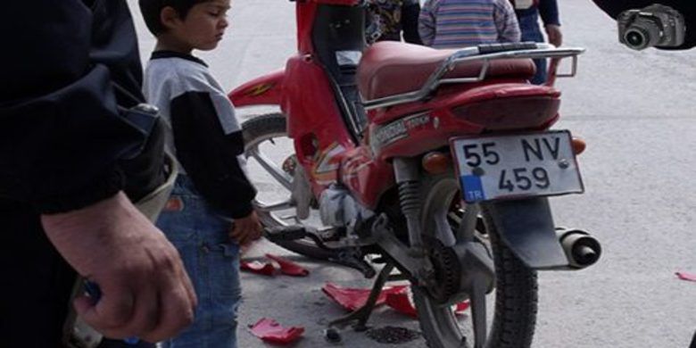 Motosiket Kazası Hafif Atlatıldı - Bafra`nın Alparslan Mahallesi`nde motosiklet ile otomobil çarpıştı. Kazada maddi hasar meydana geldi.