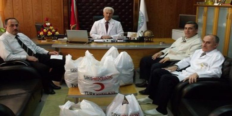 Bafra`da Kızılay BuKez Diyaliz Hastalarını Sevindirdi - Türk Kızılayı Bafra Şube Başkanlığı Bafra Nafiz Kurt Devlet Hastanesinde Diyaliz Bölümünde yatan hastalara giysi desteğinde bulundu.