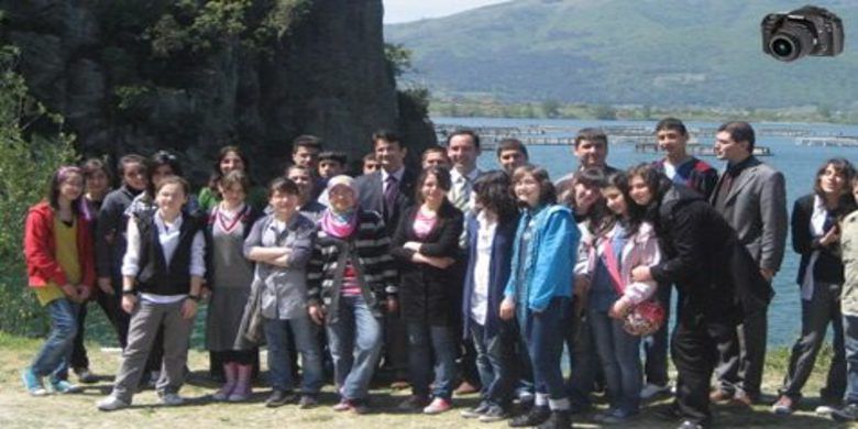 Bafra`da `orada Bir Köy Var` Sloganı İlgi Gördü - Bafra Altınkaya Anadolu Lisesi öğrencileri, öğretmenleri Naim Okay öncülüğünde Boğazkaya köyü Boğazkaya ilköğretim okulu öğrencilerine,  SBS deneme testleri, soru bankaları ve konu anlatımlı kitap yardımında bulundular.