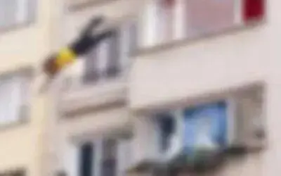 Bafra`da Balkondan Düşen Çocuk Yaralandı