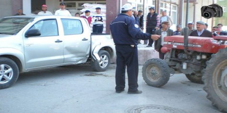 Bafra`da Hal Kavşağında Trafik Kazası - Bafra`da meydana gelen trafik kazasında maddi hasar oluştu.