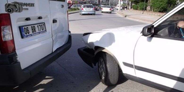 Bafra`da Maddi Hasarlı Kaza - Bafra`da Alparslan Türkeş Parkı önünde maddi hasarlı trafik kazası meydana geldi.