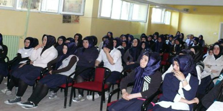 Bafra İmam Hatip Lisesi`nde Madde Bağımlılığı - Bafra Anadolu İmam Hatip Lisesinde, 313 öğrenciye 2 seansta Bafra Sağlık Grup Başkanlığı Eğitim Şubesi tarafından `Madde Bağımlılığı` konulu seminer verildi.