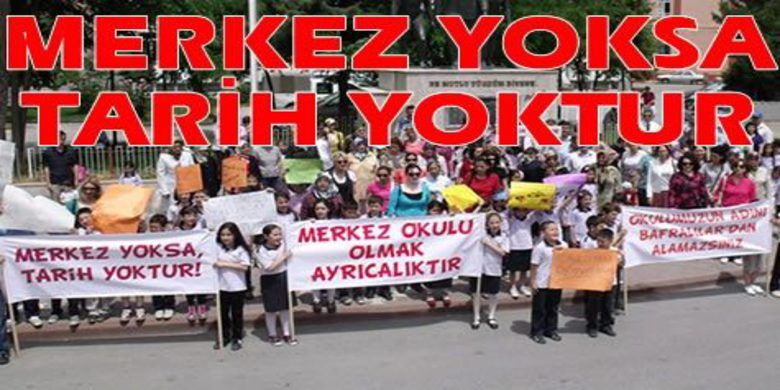 Merkez Okulu Kapanmasın Diye Yürüdüler - Bafra Merkez İlköğretim Okulu`nun kapatılması kararını protesto etmek ve kapatılmaması için imza kampanyası başlatmak üzere minik öğrenciler ve velileri basın açıklaması yaptı.