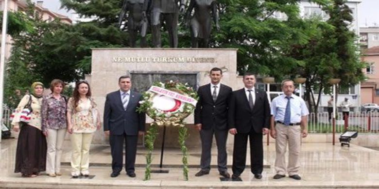 Türk Kızılayı 142 Yaşında - Türk kızılayı Bafra şube başkanı Osman genç: `Kızılay Acının Olduğu Her Yere Türk Halkının Merhamet Elini Taşımaktadır.``dedi.