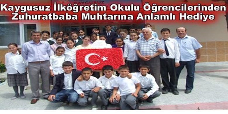 Öğrencilerden Anlamlı Hediye - Bafra Kaygusuz köyü ilköğretim Okulu öğrencilerinden Bakırköy Zuhuratbaba Muhtarına teşekkür hediyesi verildi.