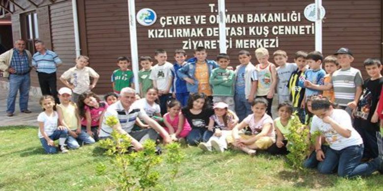 Gazi`nin Öğrencileri Bafra`yı Gezdi - Gazi İlköğretim Okulu 3/C ve 5/D sınıfı öğretmenleri Hamdi Mert ve Faruk Yılmaz, öğrencileriyle öğrencileriyle, Kuş Cenneti, Altınkaya Barajı, Asar Kale gibi gezi alanlarında inceleme ve araştırma yapıldı