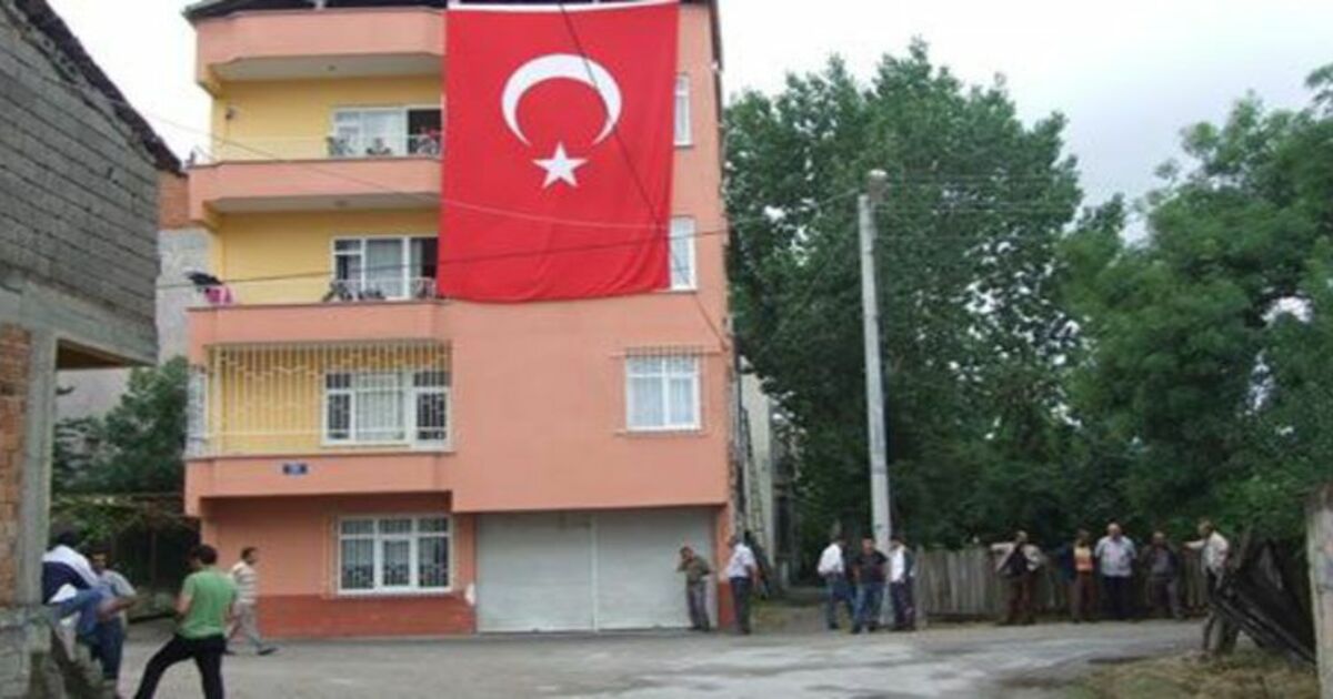 Şehidin Evine Dev Bayrak