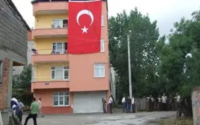 Şehidin Evine Dev Bayrak