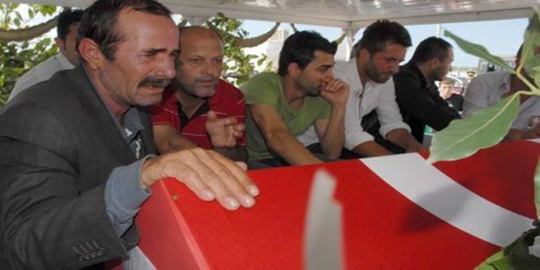 Mehmet Boşnak Samsun`da Karşılandı - İstanbul Halkalı`da askeri servis aracına düzenlenen bombalı saldırı sonucu ağır yaralanan ve tedavi altına alındığı hastanede dün şehit olan Uzman Çavuş Mehmet Boşnak, memleketi Samsun`da törenle karşılandı.