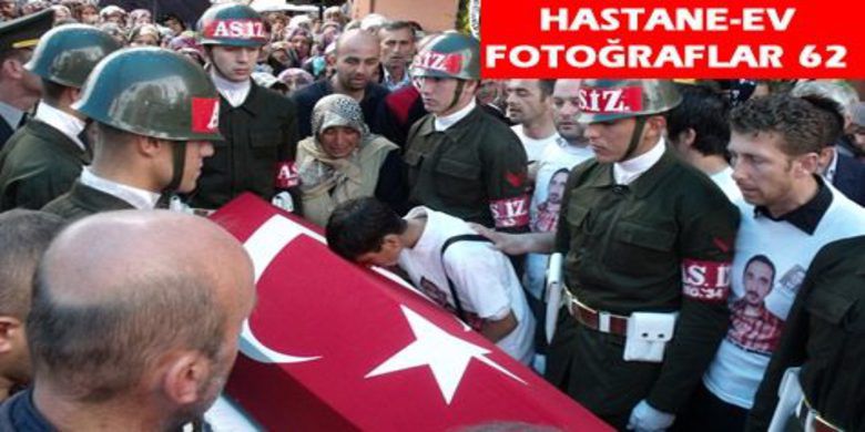 Şehit Mehmet Boşnak Hastaneden Eve Getirildi - Dün Samsun`a getirilen ve Bafra Nafiz Kurt Devlet Hastanesi morguna konulan şehidin naaşı, bugün öğle saatlerine yakın hastaneden alınarak Gaziosmanpaşa Mahallesi`ndeki evine getirildi.