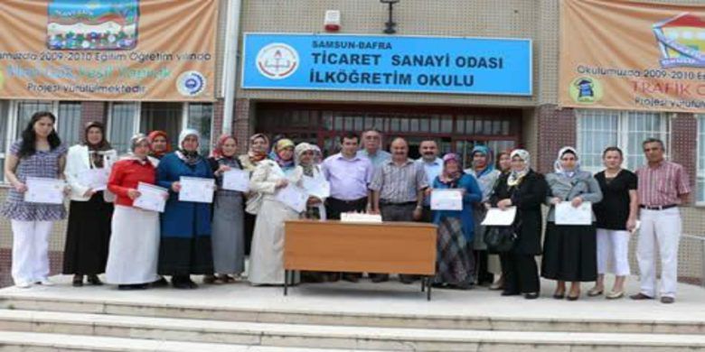 Bafra`da Velilere Sertifika Töreni - Bafra Ticaret ve Sanayi Odası İlköğretim okulu tarafından 7-19 yaş çocukları bulunan aileler için Haziran ayında düzenlenen aile eğitim programını başarıyla tamamlayan 17 veliye sertifikaları verildi