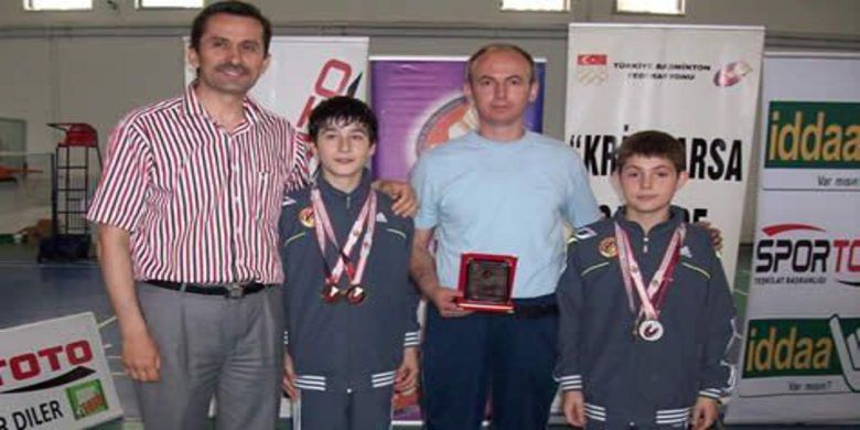 Badmintonda Türkiye Birinciliği - Türkiye 9-11-13 Yaş Altı Türkiye Badminton Şampiyonasında Bafralı badmintoncular takım halinde bir 1.`lik, toplamda bir 1.`lik ve bir 2.`lik elde etti.