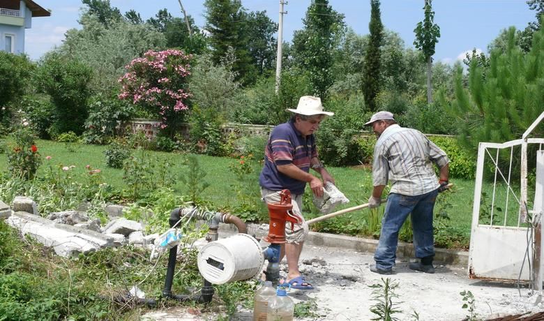 BELEDİYE YIKIM KARARIALDI, VATANDAŞ HAMİT UYGULADI - Samsun`un 19 Mayıs ilçesine bağlı Dereköy Beldesinde, belediyenin ilk duvar yıkımı talebini kendi bahçesinde işadamı Hamit Genç yaptı