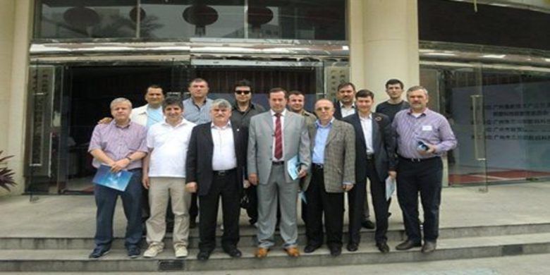 Bafra Tso Üyeleri 109. Canton Fuarında - Bafra Ticaret ve Sanayi Odası 35 kişiden oluşan bir heyet ile Çin`in  Guangzhou kentinde düzenlenen ve  Dünyanın ticaret hayatına yön veren 109. Canton Çin ithal ve ihraç malları Fuarına katıldı.