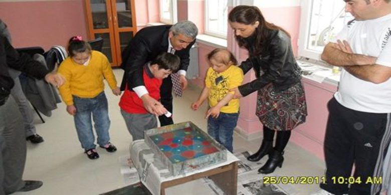 Öğrencilerden Ebru Sanatına Büyük İlgi - Bafra Eğitim ve Uygulama Okulu öğretmenleri zihinsel engelli çocukların sosyal etkinliklerle becerilerini ve kabiliyetlerini ortaya çıkarmalarını sağlamak amacıyla ebru çalışması yaptılar.