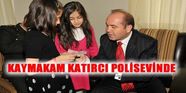 Kaymakam Amcadan Çocuklara 10`ar Lira - Samsun`un Bafra İlçe Kaymakamı Ali Katırcı, çocuklara bayram harçlığı dağıttı