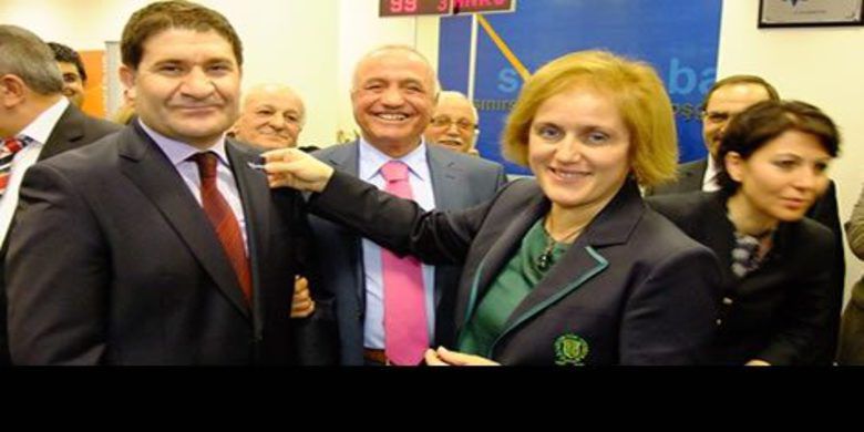 Halk Bankası Mavi Yıldız İle Ödüllendirildi - Türkiye Halk Bankası A.Ş.`de, kurum içi yapılan yıllık performans ve müşteri memnuniyeti denetimleri sonucu Bafra Şubesi `Mavi Yıldız` ile ödüllendirildi.