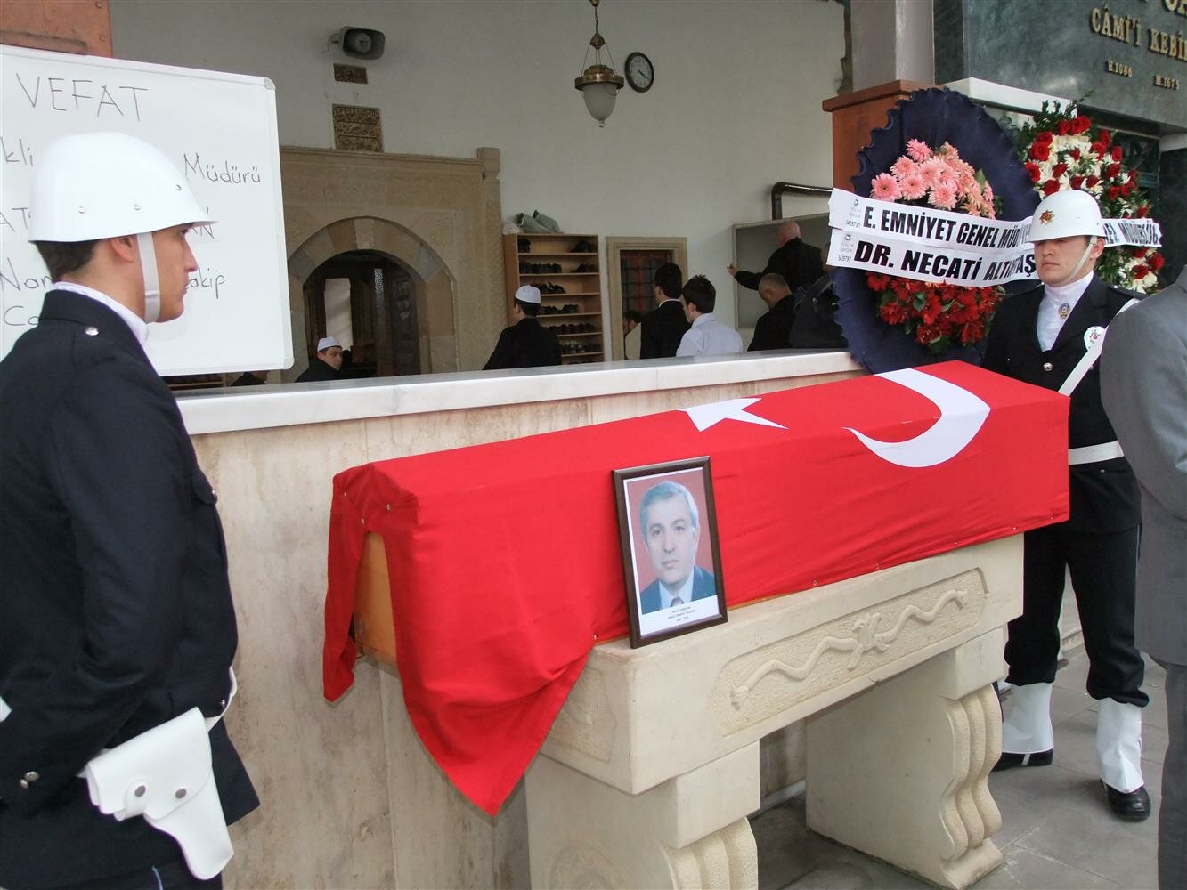 Hayatını Kaybeden EmniyetMüdürü İçin Tören Düzenlendi - Tedavi gördüğü hastanede hayatını kaybeden emekli Emniyet Müdürü Nihat Camadan için memleketi Samsun'da tören düzenlendi.