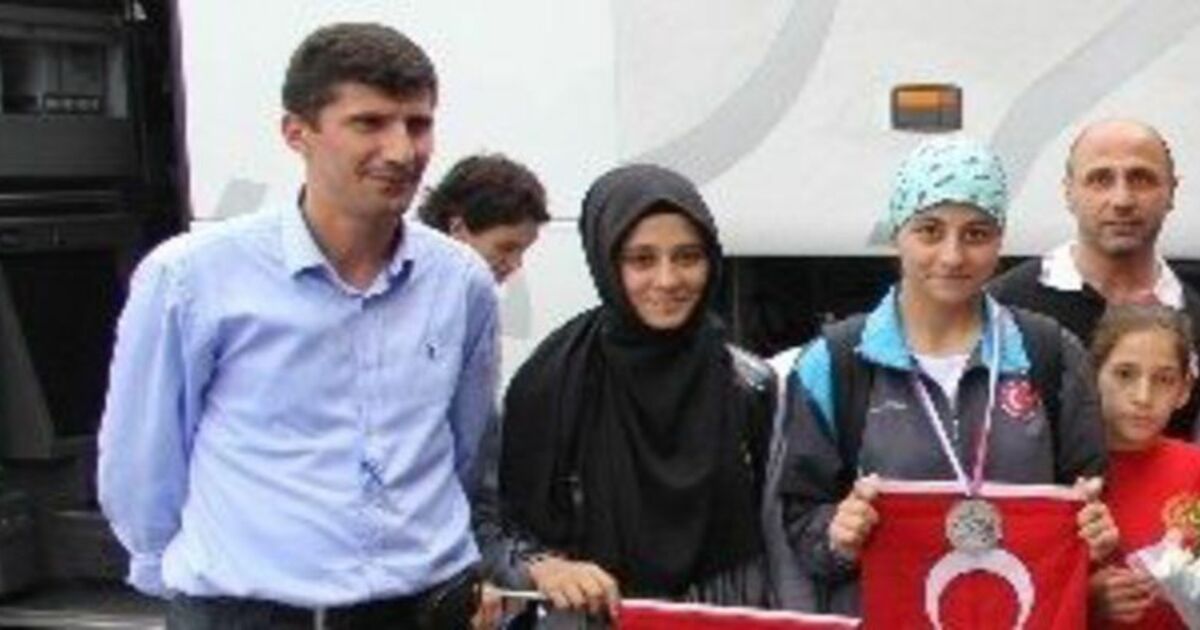 Balkan İkincisi Rabia Yılmaz Çiçeklerle Karşılandı