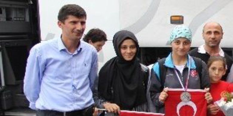 Balkan İkincisi Rabia Yılmaz Çiçeklerle Karşılandı - Slovenya'da gerçekleştirilen Yıldızlar Tekvando Balkan Şampiyonası'nda Türkiye'yi temsil ederek ikinci olan Rabia Yılmaz, Samsun'da çiçeklerle karşılandı