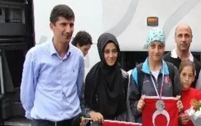 Balkan İkincisi Rabia Yılmaz Çiçeklerle Karşılandı