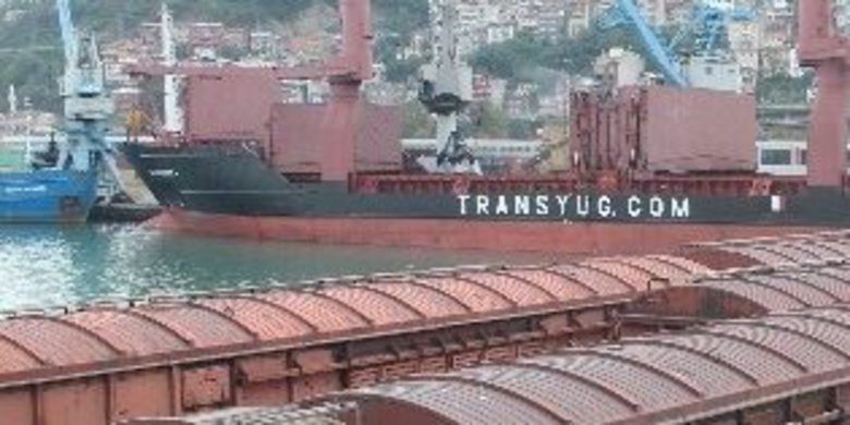 Demiryolu Gelmeden Vagonları Geldi - Samsun'dan Rusya'nın Kavkaz Limanı'na vagon götüren Ro-Ro Gemisi, hava muhalefeti nediniyle Trabzon Limanı'na sığındı