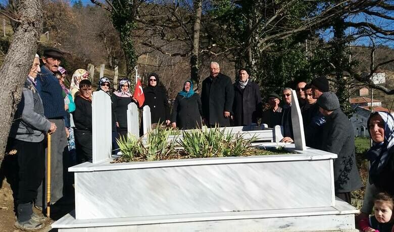 Alaçamlı Şehit Dursun AliSüme Kabri Başında Dualarla Anıldı - İstanbul Tuzla Piyade Okul Komutanlığı emrinde vatani görevini ifa ederken 03.Ocak 2000 tarihinde trafik kazası sonucu şehit olan P. Çvş. Dursun Ali Süme şahadetinin 17. Yılında Alaçam ilçesi Aşağı Koçlu köyünde kabri başında dualarla anıldı.