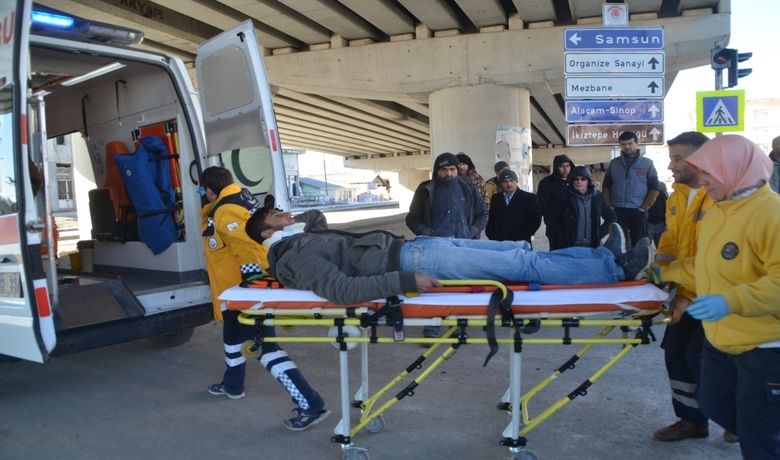 Otomobil İle Kamyonet Çarpıştı: 3 Yaralı - Samsun'un Bafra ilçesinde meydana gelen kazada 1'i çocuk 3 kişi yaralandı.