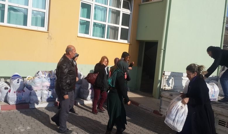 Bafra Umut Derneği Havza'da - Samsun Bafra Umut Derneği Havza Vakıfbank Atatürk Ortaokuluna "Okula Giderken Üşümüyorum" kampanyası kapsamında yardım eli uzattı.