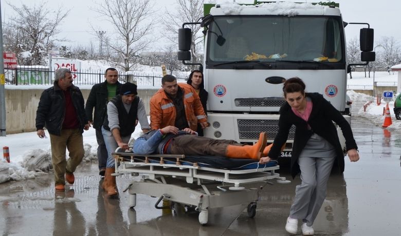 Temizlik İşçisini Elektrik Çarptı - Samsun'un Bafra ilçesinde elektrik telini kopartan çöp kamyonunun arkasında bulunan işçiyi elektrik akımına kapılarak yaralandı.