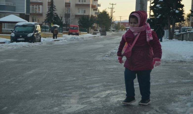 Bafra Buz Kesti - Samsun'un Bafra ilçesi kar yağışının ardından hava sıcaklığının eksiye düşmesiyle adeta buz kesti.