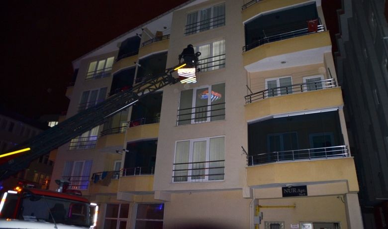 Evde Mahsur Kalan Felçli Kadını İtfaiye Kurtardı - Samsun’un Bafra ilçesinde evinde mahsur kalan 60 yaşındaki felçli kadın, itfaiye ekipleri tarafından kurtarılarak sağlık ekiplerine teslim edildi.