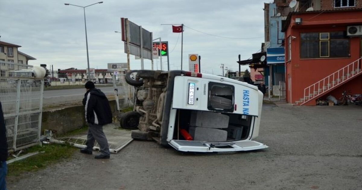 Hasta Nakil Aracı İle Pikap Çarpıştı: 3 Yaralı