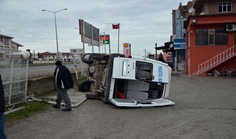 Hasta Nakil Aracı İle Pikap Çarpıştı: 3 Yaralı - Samsun’un Bafra ilçesinde hasta nakil aracı ile pikabın çarpışması sonucu 3 kişi yaralandı.