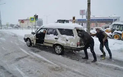 Bafra'da Sürücülerin Karla İmtihanı Yoğun Kar Yağışı Ve Buzlanma Sürücülere Zor Anlar Yaşattı