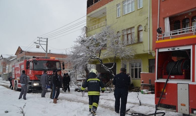 Odunluğa Dökülen Soba Külü Yangın Çıkardı - Samsun’un Bafra ilçesinde 3 katlı bir apartmanın 1. katında bulunan odunlukta çıkan yangın korkuttu.